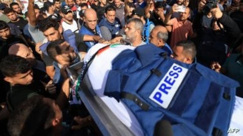 بالأسماء.. استشهاد 4 صحفيين بمحيط مستشفى المعمداني شرق غزة